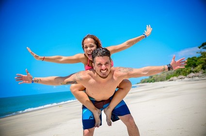 Couple heureux à la plage